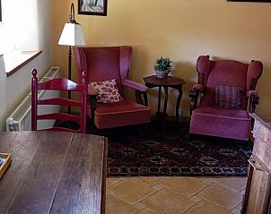 Comfortabele zithoek in Huisje in Benneveld, vakantiehuis in Drenthe met vintage meubelen.