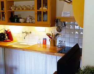 Volledig uitgeruste keuken in Huisje in Benneveld, vakantiehuis in Drenthe met moderne voorzieningen.