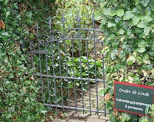Sfeervol hek bij Huisje in Benneveld, vakantieverblijf in Drenthe met priv toegang.