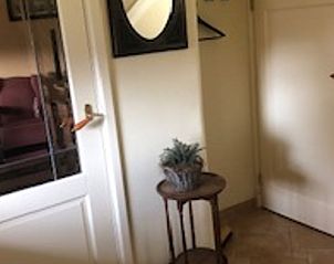 Ingang van Huisje in Benneveld, vakantieverblijf in Drenthe met rustieke details.