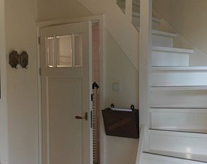 Witte trap in Huisje in Benneveld, vakantiehuis in Drenthe met moderne inrichting.