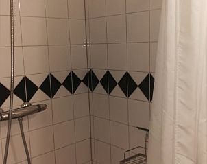 Moderne badkamer in Huisje in Benneveld, vakantieverblijf in Drenthe met luxe voorzieningen.