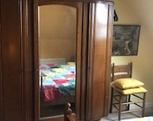 Ruime slaapkamer in Huisje in Benneveld, vakantiehuis in Drenthe met comfortabel bed.