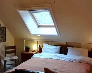 Gezellige slaapkamer in Huisje in Benneveld, vakantieverblijf in Drenthe met dakraam.