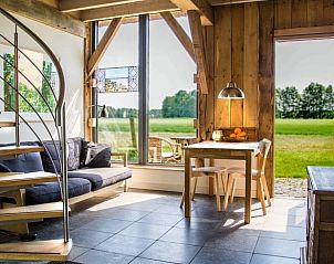 Binnenruimte Vakantiehuis in Nieuw-Schoonebeek met uitzicht op groene velden, Drenthe.