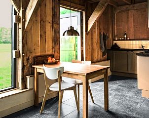 Keukenhoek van Vakantiehuis in Nieuw-Schoonebeek met houten details, Drenthe.