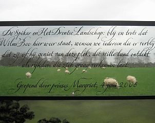 Informatiebord over Vakantiehuis in Nieuw-Schoonebeek, geopend door prinses Margriet.