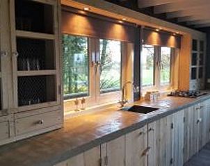 Moderne keuken in Vakantiehuisje in Erica, Drenthe, met uitzicht op de groene omgeving.