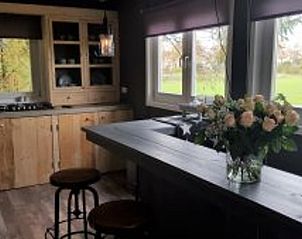 Stijlvolle keuken en eetruimte in Vakantiehuisje in Erica, Zuidoost Drenthe, met landelijke charme.