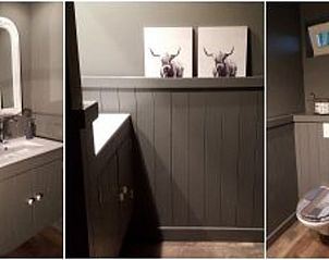 Moderne badkamer met stijlvol design in Vakantiehuisje in Erica, Drenthe.