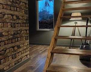 Trap naar boven in Vakantiehuisje in Erica, Zuidoost Drenthe, met houten details.