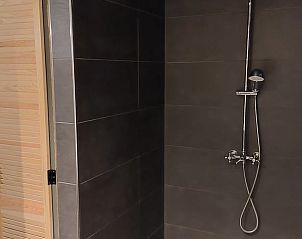 Stijlvolle douche in Vakantiehuisje in Erica, Drenthe, met moderne afwerking.