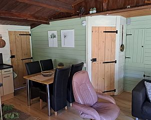 Eetruimte in Vakantiehuis in Erica, Zuidoost Drenthe, met rustieke houten accenten.