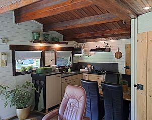 Moderne keuken in Vakantiehuis in Erica, Drenthe, met uitzicht op groene tuin.
