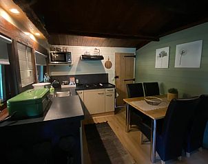 Gezellige eethoek en keuken in Vakantiehuis in Erica, Zuidoost Drenthe, perfect voor familiediners.