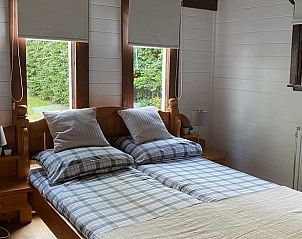 Comfortabele slaapkamer in Vakantiehuis in Erica, Zuidoost Drenthe, met houten meubels.