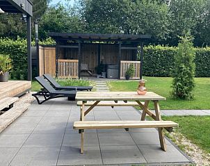 Zonnig terras met picknicktafel bij Vakantiehuis in Erica, vakantiehuis in Zuidoost Drenthe, Drenthe.