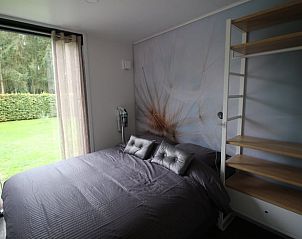 Comfortabele slaapkamer met uitzicht op de tuin in Vakantiehuis in Erica, vakantiehuis in Zuidoost Drenthe, Drenthe.