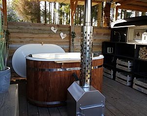 Priv jacuzzi op het terras van Vakantiehuis in Erica, Drenthe, biedt luxe en comfort in een natuurlijke omgeving.