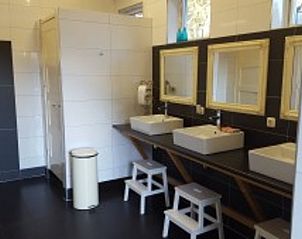 Moderne badkamerfaciliteiten in Vakantiehuis in Erica, Drenthe, bieden comfort en gemak tijdens uw verblijf.