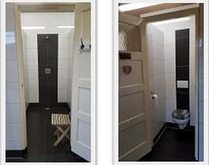 Stijlvolle douche en toilet in Vakantiehuis in Erica, Zuidoost Drenthe, voor een luxe ervaring.