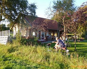 Genieten van barbecue op het grasveld bij vakantiehuisje in Nieuw-Dordrecht, Zuidoost Drenthe, Drenthe.