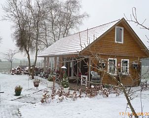 Besneeuwde veranda van vakantiehuisje in Nieuw-Dordrecht, wintervakantie in Zuidoost Drenthe, Drenthe.