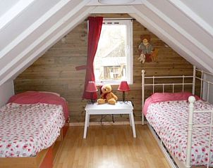 Slaapkamer met twee bedden in vakantiehuisje in Nieuw-Dordrecht, kindvriendelijk in Zuidoost Drenthe, Drenthe.