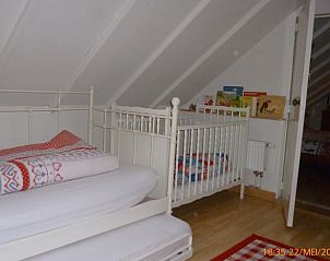 Kinderkamer met ledikant in vakantiehuisje in Nieuw-Dordrecht, gezinsvriendelijk in Zuidoost Drenthe, Drenthe.