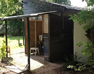 Zijaanzicht van Vakantiehuisje in Tweede Exlormond, omgeven door natuur, Zuidoost Drenthe, Drenthe.