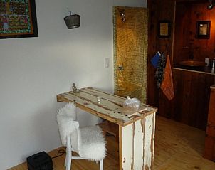 Eettafel en keuken in Vakantiehuisje in Tweede Exlormond, Zuidoost Drenthe, Drenthe.