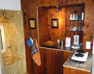 Houten keuken met moderne faciliteiten in Vakantiehuisje in Tweede Exlormond, Zuidoost Drenthe, Drenthe.