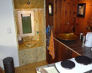 Keuken en eetruimte in Vakantiehuisje in Tweede Exlormond, Zuidoost Drenthe, Drenthe.