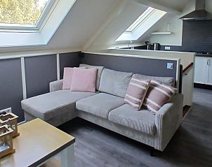 Gezellige woonkamer met televisie in vakantiehuis DG1648, Drenthe.