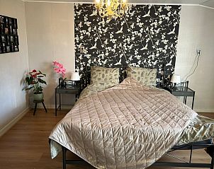 Comfortabele slaapkamer in Vakantiehuisje in 2e Exloermond, Drenthe, met zachte bedden en stijlvolle inrichting.