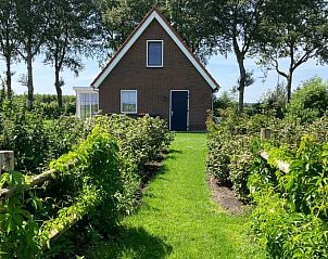 Huisje in Exlorveen, vakantiehuis in Drenthe met een schilderachtig tuinpad.