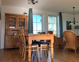 Eetkamer in Huisje in Exlorveen, vakantiehuis in Drenthe met houten interieur.