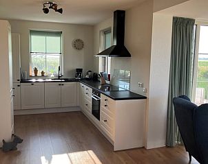 Moderne keuken in Huisje in Exlorveen, vakantieaccommodatie in Drenthe met uitzicht.