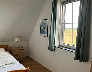 Gezellige slaapkamer in Huisje in Exlorveen, vakantiewoning in Drenthe met landelijk uitzicht.