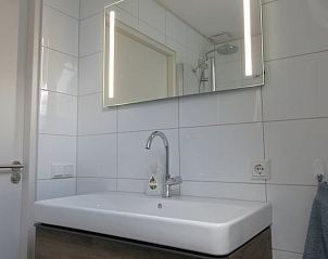 Stijlvolle badkamer in Huisje in Exlorveen, vakantieaccommodatie in Drenthe met moderne voorzieningen.