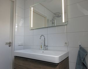 Zijaanzicht van vakantiehuis DG1647 met veranda in Exlorveen, Drenthe.