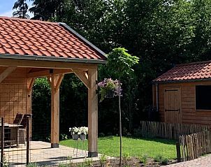Terras en tuin van Vakantiehuis in Klijndijk, Zuidoost Drenthe met overdekte zithoek.