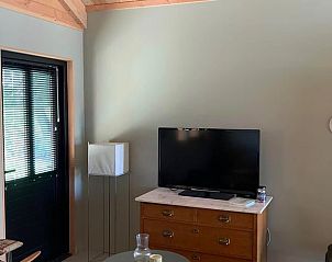 Gezellige woonkamer in Vakantiehuis in Klijndijk, Drenthe met moderne inrichting.