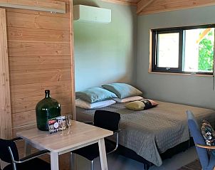 Interieur van Vakantiehuis in Klijndijk, Drenthe met eethoek en slaapgedeelte.