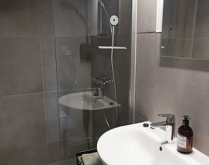 Douche en wastafel in Vakantiehuis in Klijndijk, Drenthe met strakke afwerking.