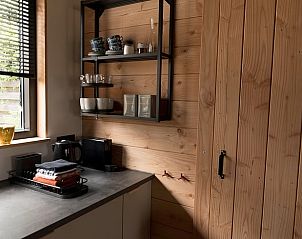 Keukengedeelte van Vakantiehuis in Klijndijk, Zuidoost Drenthe met houten accenten.