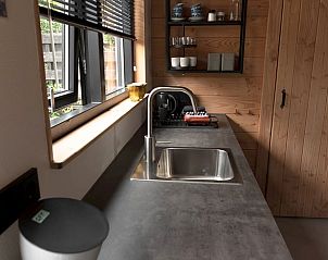 Keukenblad met spoelbak in Vakantiehuis in Klijndijk, Zuidoost Drenthe met uitzicht op tuin.