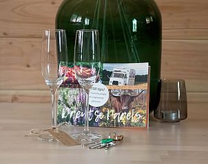 Wijn en brochures in Vakantiehuis in Klijndijk, Drenthe voor een gastvrij ontvangst.