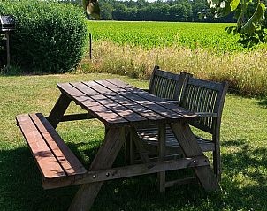 Picknicktafel in de tuin van Vakantiehuis in Klijndijk, Zuidoost Drenthe met uitzicht op natuur.