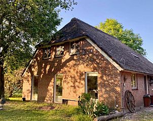 Rustiek vakantiehuis in Klijndijk, Drenthe, met traditionele bouw en schaduwrijke tuin.